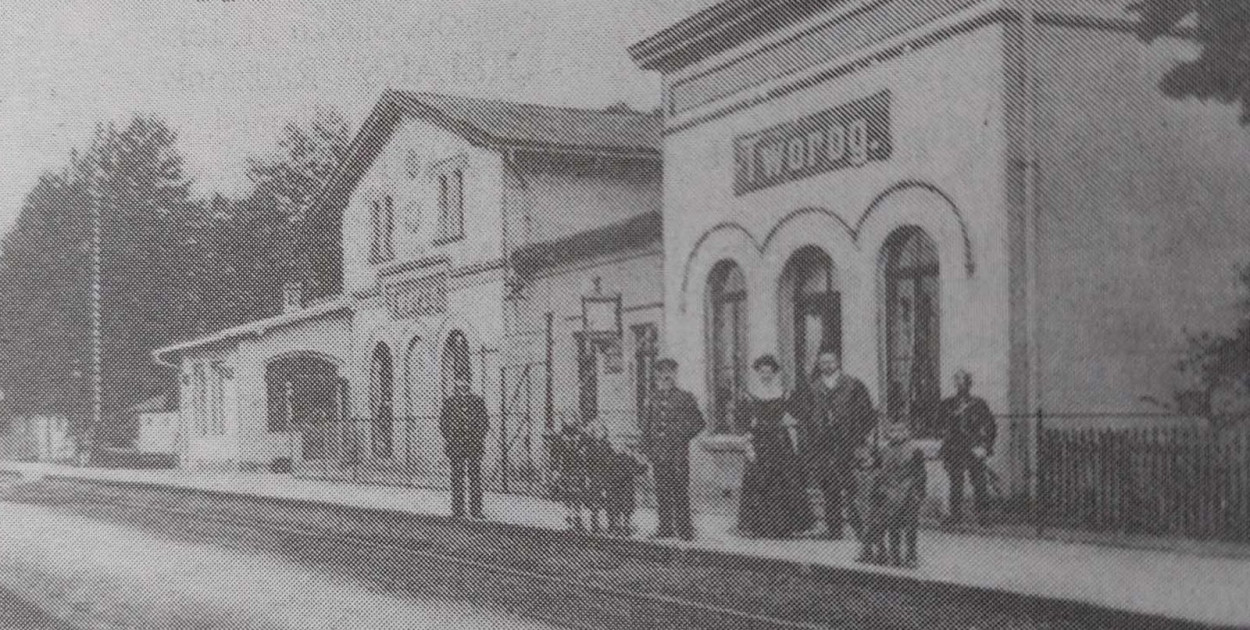 Stary dworzec w Tworogu na widokówce z początku XX w.