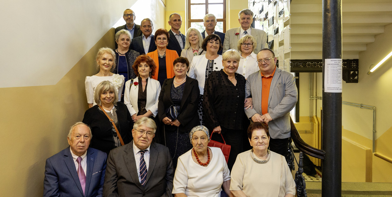 Od lewej siedzą profesorowie LO: mgr Dietmar Warzecha, mgr Jerzy Grabski, mgr Irena Letkiewicz, mgr Dorota Adamczyk. Stoją od lewej rzędami w górę: - Dorota Skarwecka (Spałek), Romualda Schlagner (Szamborska), Joanna Lukoszek (Muławska), Danuta Golis (Gowik), Urszula Nycz (Pulkowska), Jan Drechsler, - Teresa Herman (Duda), Jadwiga Kurek (Respondek), Dorota Markowiak (Miller), Mariola Wilczek (Halek), Alicja Juziuk (Noglik), - Marek Szeja, Jacek Swoboda, Piotr Bień, Janusz Chabiński, Gabriel Luko