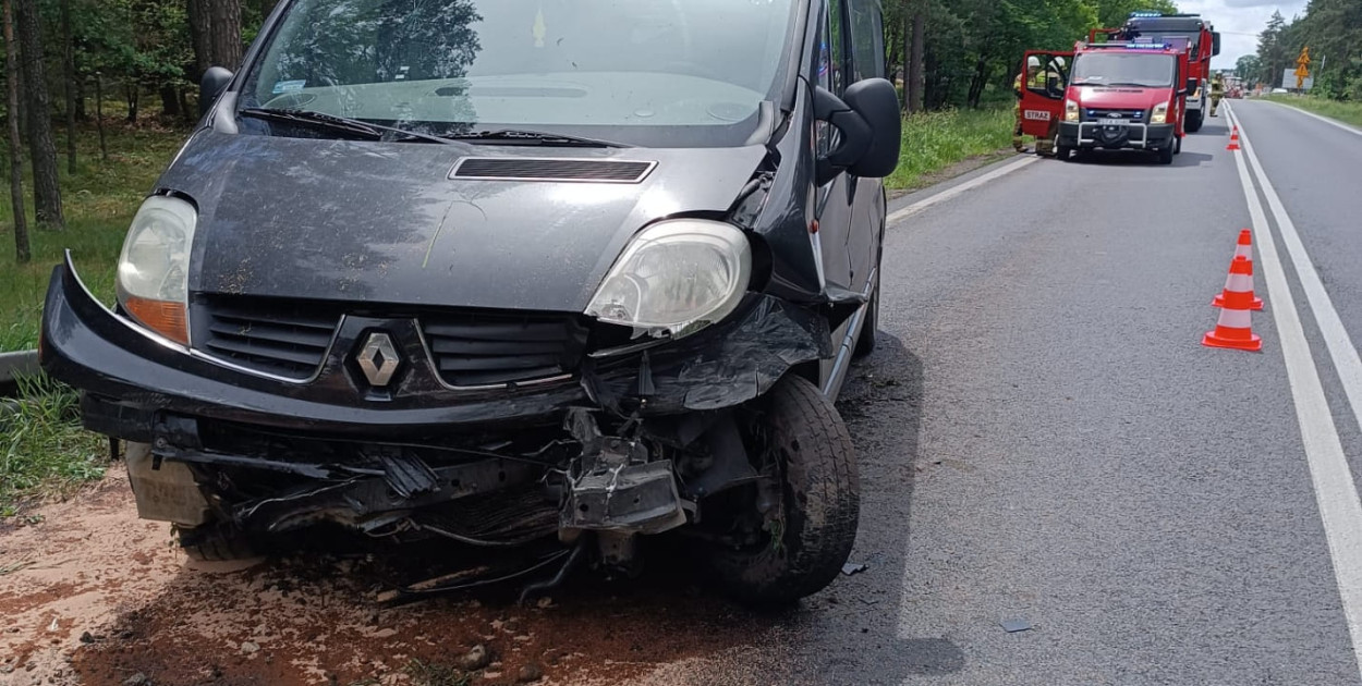 Zabrzanin stracił panowanie nad renault traffic i uderzył w bariery energochłonne. Fot. OSP Tworóg