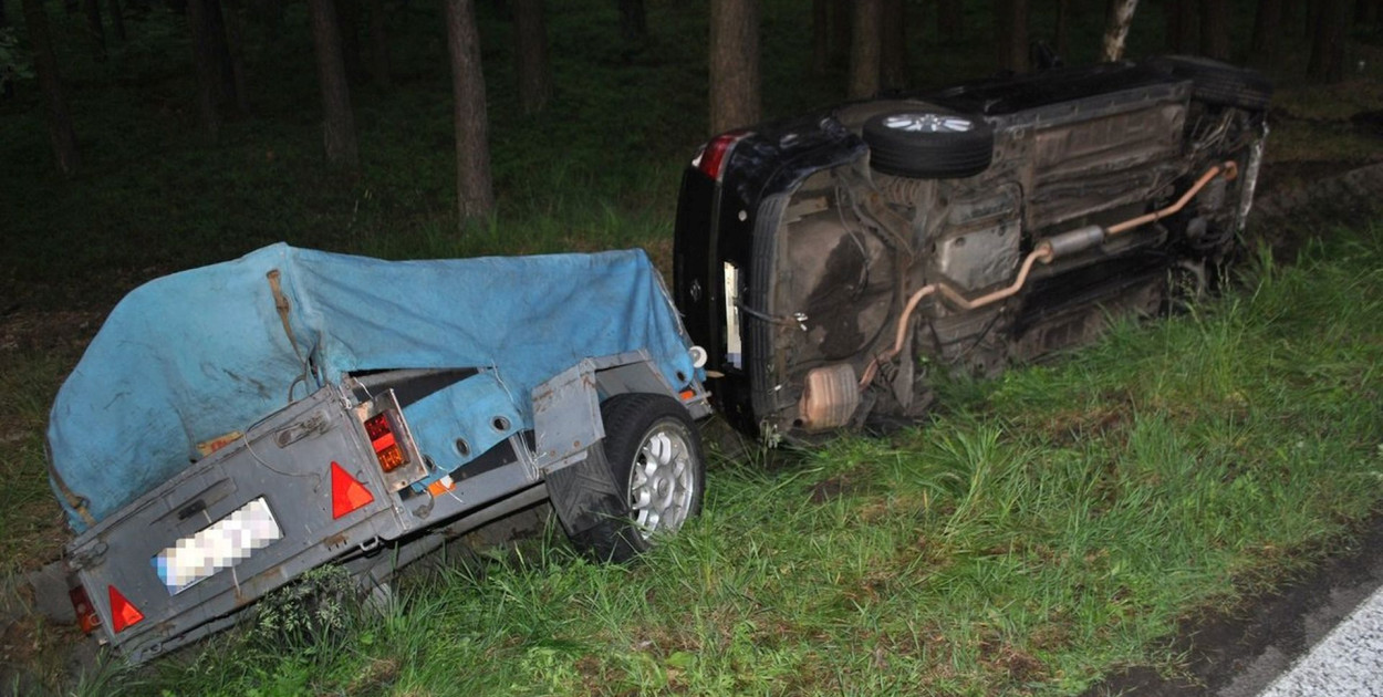 Policja i straż pożarna z Tarnowskich Gór zostały wczoraj po godz. 19 wezwane do Kotów (gmina Tworóg). gdzie samochód wjechał do rowu. Fot. Polcja Tarnowskie Góry