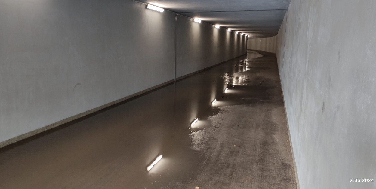 Tarnowskie Góry. Nowy tunelem pieszo-rowerowym popłynął potok