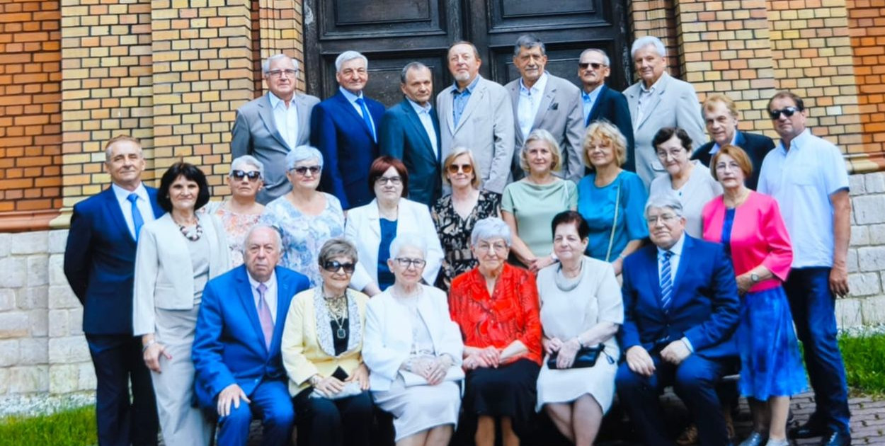 Pamiątkowe zdjęcie absowlentów i nauczycieli. Fot. Archiwum absolwentów