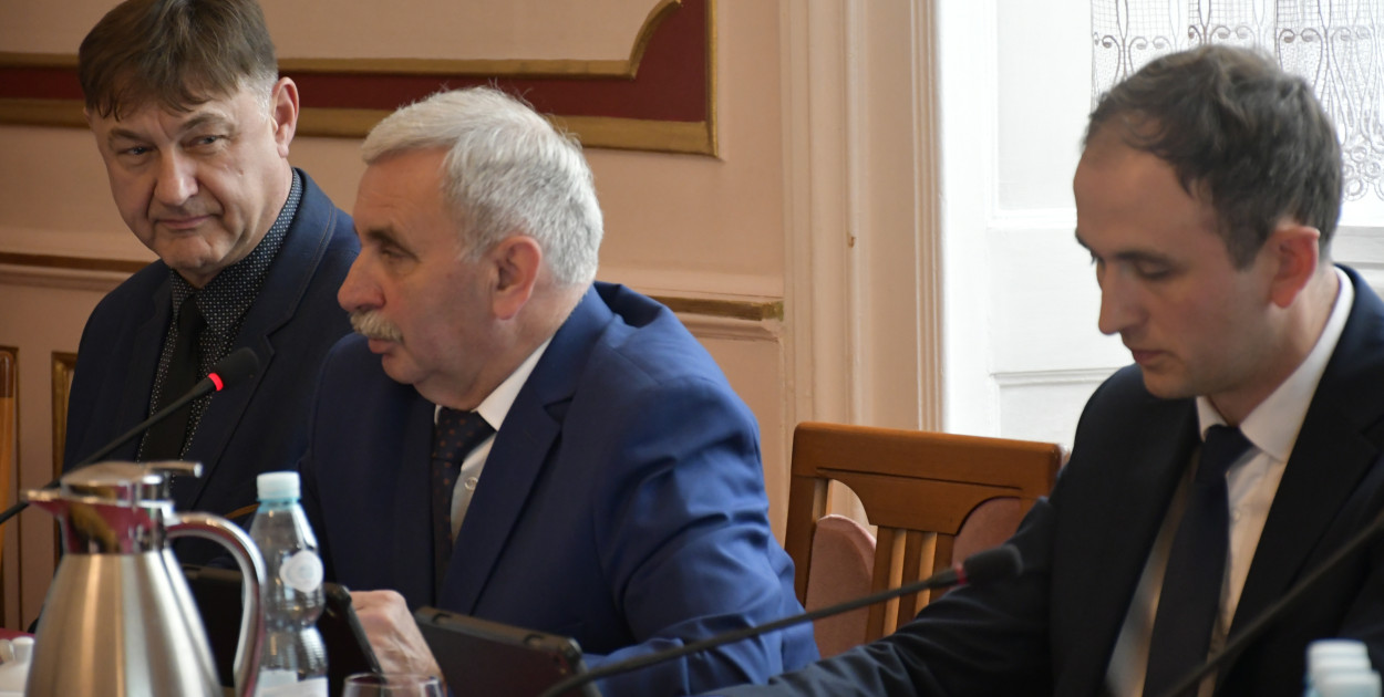 Mirosław Bacik (w środku) od lat jest sołtysem Świerklańca, od lat też zdobywa mandat radnego rady gminy. Fot. Agnieszka Reczkin