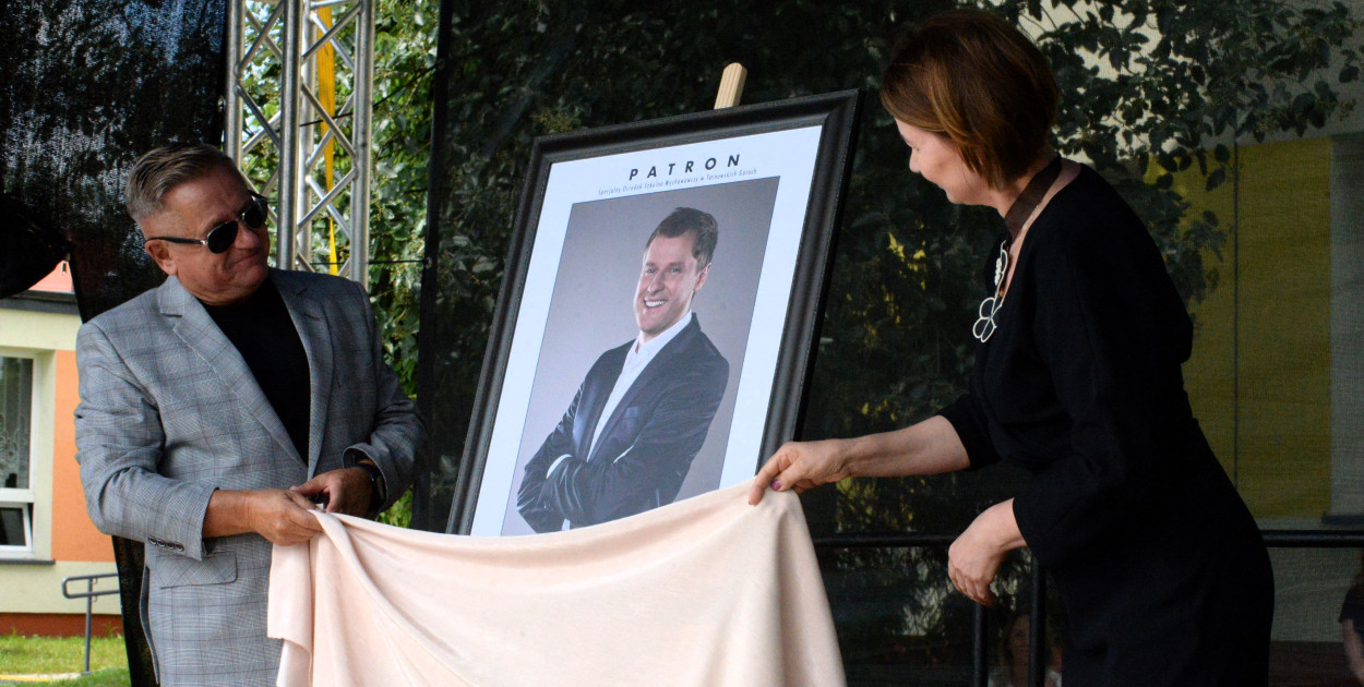 Tarnowskie Góry. Krzysztof Respondek został patronem SOSW . Fotografię patrona odsłonili wdowa Katarzyna Respondek i Krzysztof Hanke. Fot. Jarosław Myśliwski 