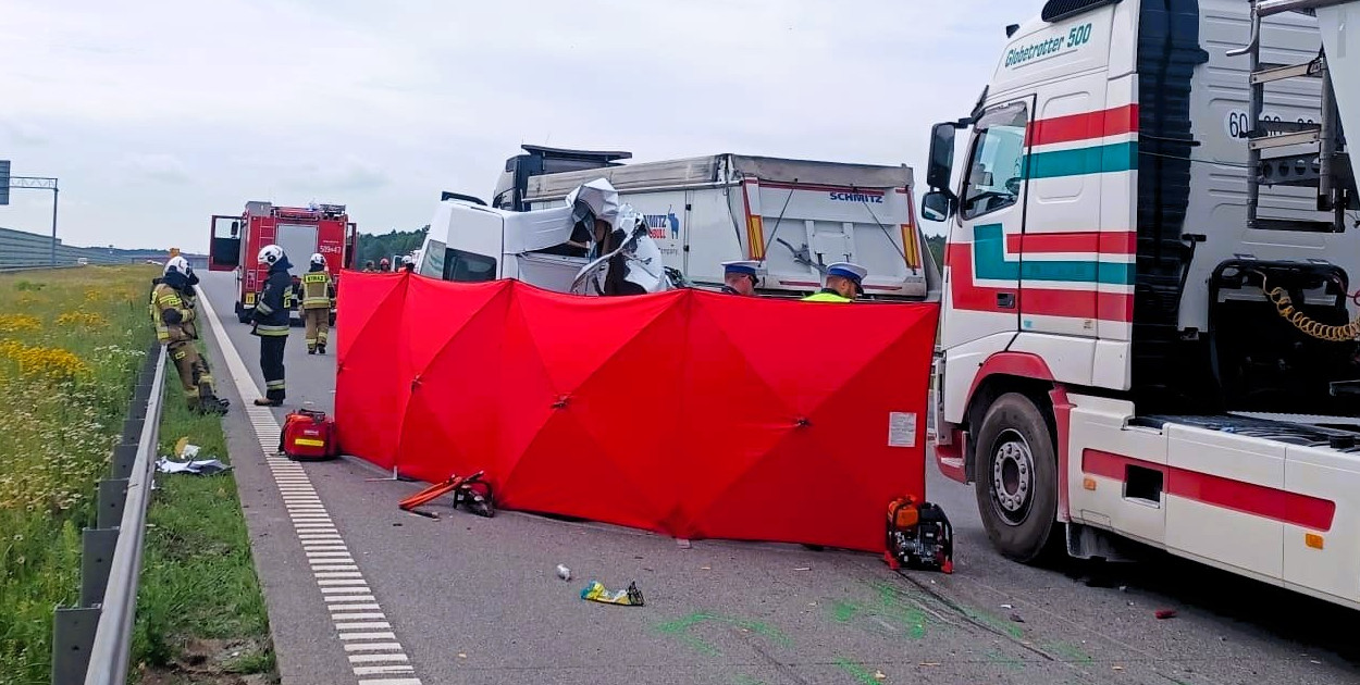 Na autostradzie A1 koło Woźnik doszło do wypadku ze skutkiem śmiertelnym. Fot Straż Pożarna Lubliniec