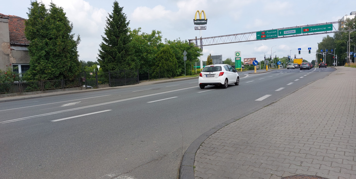 Na skrzyżowaniu ul. Korola i Swobodnej kierowcy często nieprawidłowo zawracają. Fot. Agnieszka Reczkin