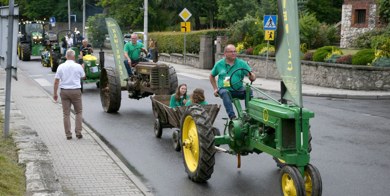Marek Minkus na traktorze z 1939 r. Fot. Hanna Kampa