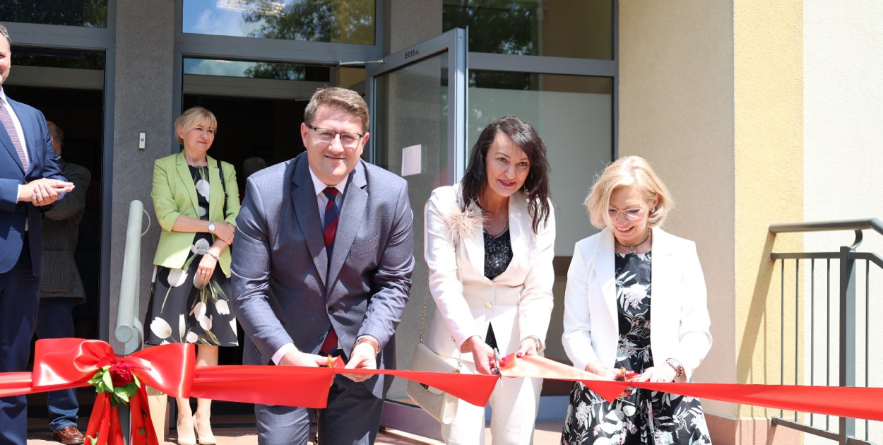 Wstęgę przecinają Mateusz Pindel, prezes WFOŚiGW w Katowicach, wicestarosta Anna Kubica i Anna Pająk, dyrektor SOSW 