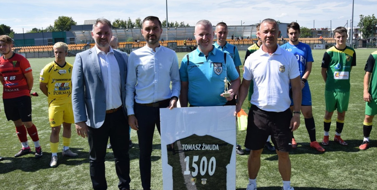 Mł. asp. Tomasz Żmuda sędziował w Radzionkowie 1500. mecz. Fot. Archiwum KPP w Tarnowskich Górach