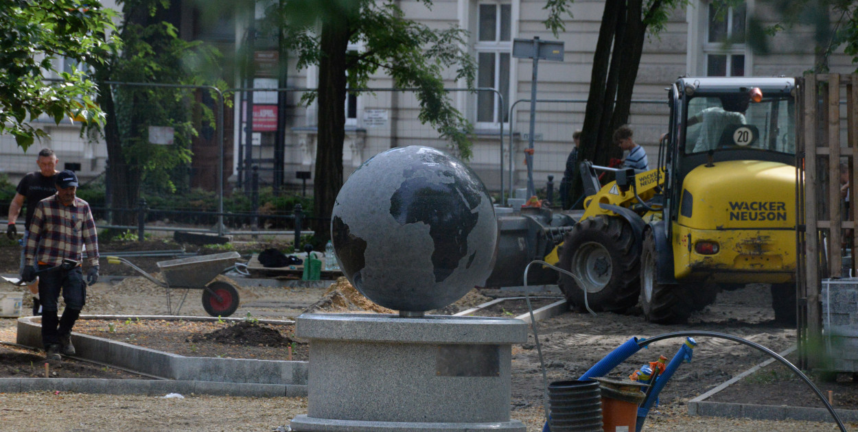 W Tarnowskich Górach trwa przebudowa pl. TPD. Na placu stoi już fontanna w kształcie kuli ziemskiej. Tak wygląda.  Fot. Jarosław Myśliwski