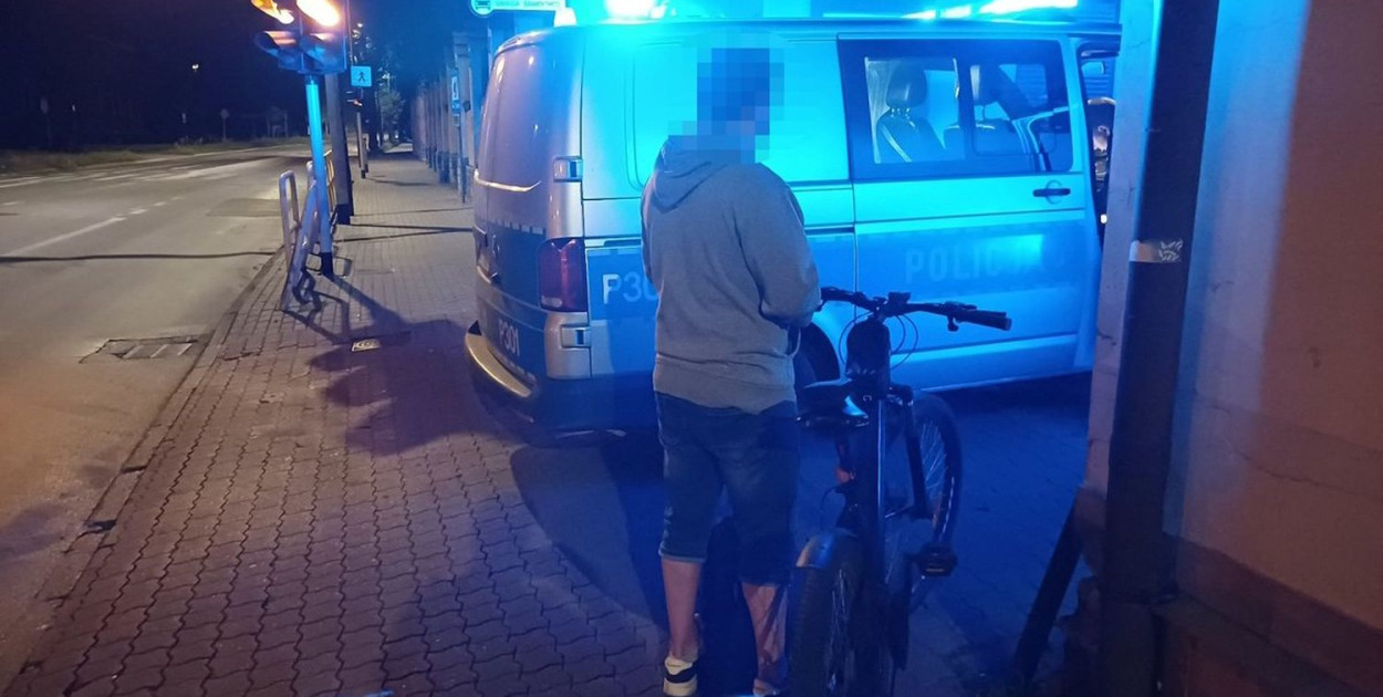 Pijany rowerzysta na ul. Opolskiej w Tarnowskich Górach. Fot. Archiwum policji