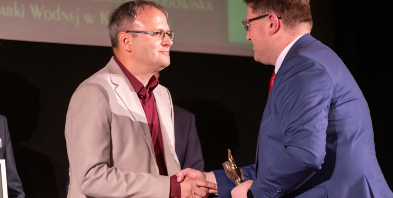 Wojciech Sutor z Tarnowskich Gór nagrodzony Zielonym Czekiem. Fot. WFOŚiGW w Katowicach