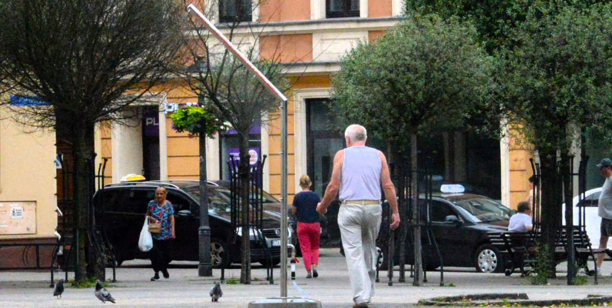 Na pl. Wolności w Tarnowskich Górach ustawiono dzisiaj kurtynę wodną.  Fot. Jarosław Myśliwski