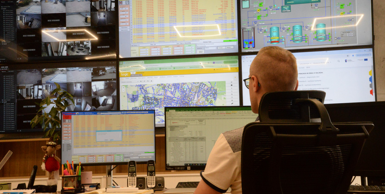 Dyspozytornia w Przedsiębiorstwie Wodociągów i Kanalizacji w Tarnowskich Górach. W ostatnich dniach pobór wody wzrasta wieczorami o 90 proc.  Fot. Jarosław Myśliwski