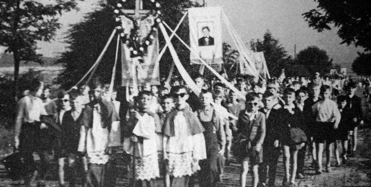 Rok 1961. Pielgrzymka ślubowana z Tarnowskich Gór do Piekar Śląskich. Władze miejskie zażądały wówczas spisu uczestników i emblematów. Fot. Muzeum w Tarnowskich Górach