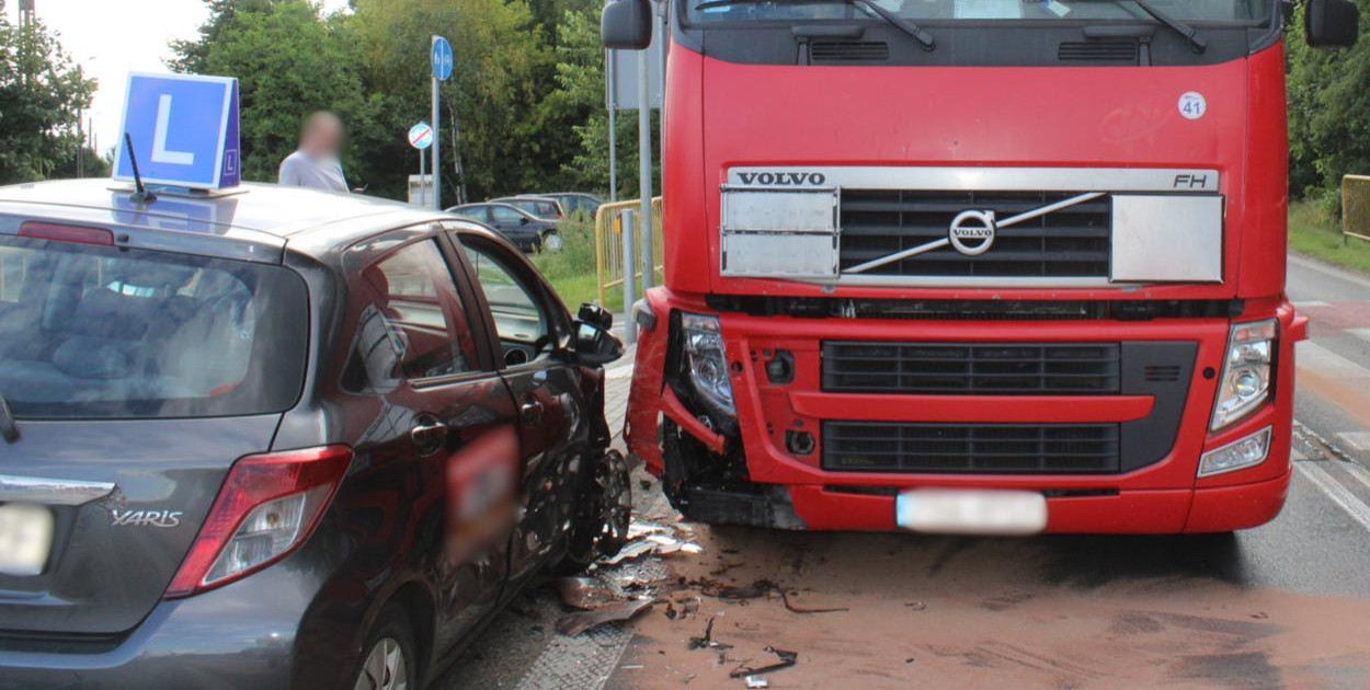 Tarnowskie Góry. Po godz. 17 na skrzyżowaniu Obwodnicy i ul. Bolesława Śmiałego (koło Dino na Osadzie Jana) doszło do zderzenia trzech samochodów. Fot Policja Tarnowskie Góry