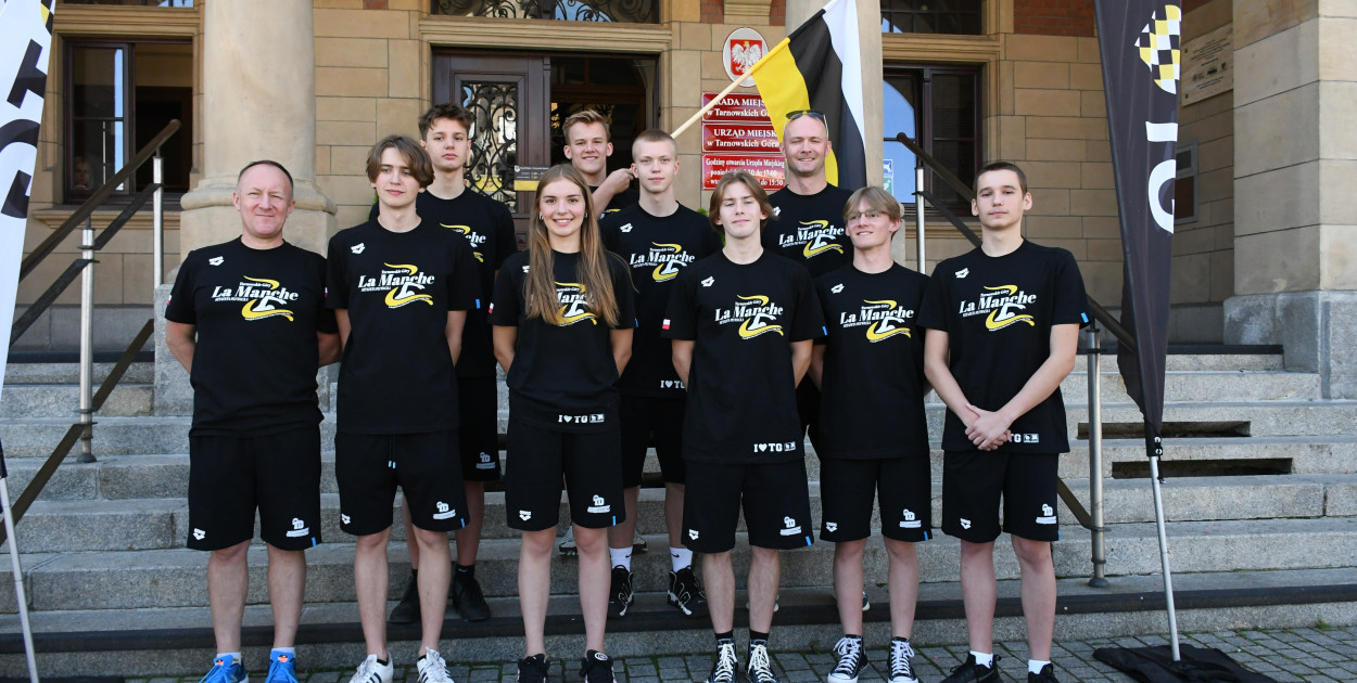 Zawodnicy planujący przepłynąć kanał La Manche wraz z trenerami.Fot. Hanna Kampa