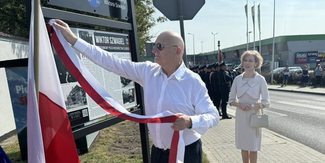 Fot. Jerzy Szwagiel, wnuk Wiktora Szwagla odsłania tablicę pamiątkową ku czci dziadka. Fot. Policja Piekary Śląskie