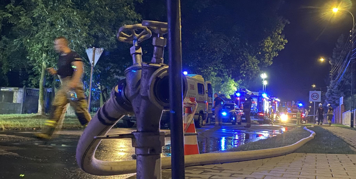 Tarnowskie Góry. Magazyn w płomieniach. Pożar gasiło 61 strażaków. Fot. Marcin Rupik