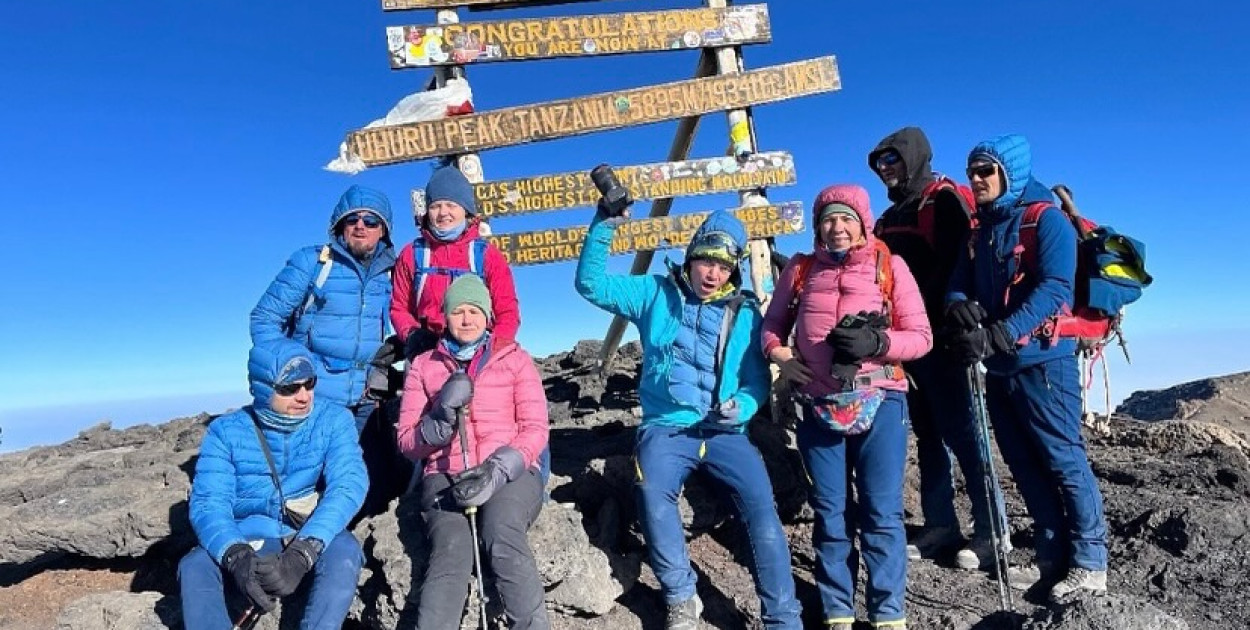 Sukcesem zakończyła się wyprawa trójki niewidomych Polaków na Kilimandżaro. Jej pomysłodawcą jest Piotr Żurek, niewidomy fizjoterapeuta. Fot. Dotknąć Kilimandżaro