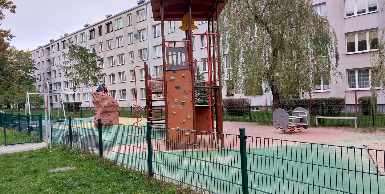 Wygląda na to, że plac zabaw przy ul. Kolorowej na Osadzie Jana w Tarnwoskich Górach czeka przeprowadzka. Fot. Agneiszka Reczkin