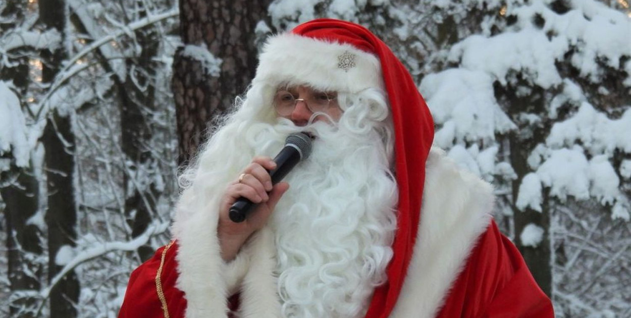 Mikołaj w parku w Świerklańcu. Fot. Archiwum UG Świerklaniec