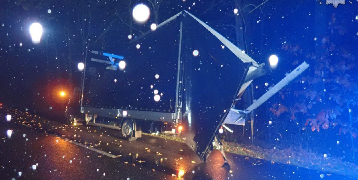 Samochód dostawczy zjechał z drogi i zahaczył konstrukcją części ładownej o drzewo. Fot. Archiwum policji