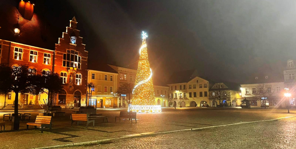 Tarnowskie Góry. Choina już stoi. Ile urząd miejski wyda na dekoracje świąteczne? Fot. J. Myśliwski