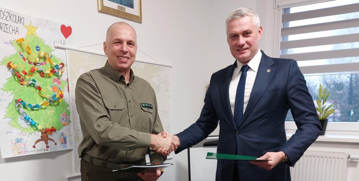 Umowę w sprawie dzierżawy zalewu Nakło-Chechło podpisali dziś wójt Świerklańca Grzegorz Zadęcki i nadleśniczy Nadleśnictwa Świerklaniec Piotr Chrzęszczyk.