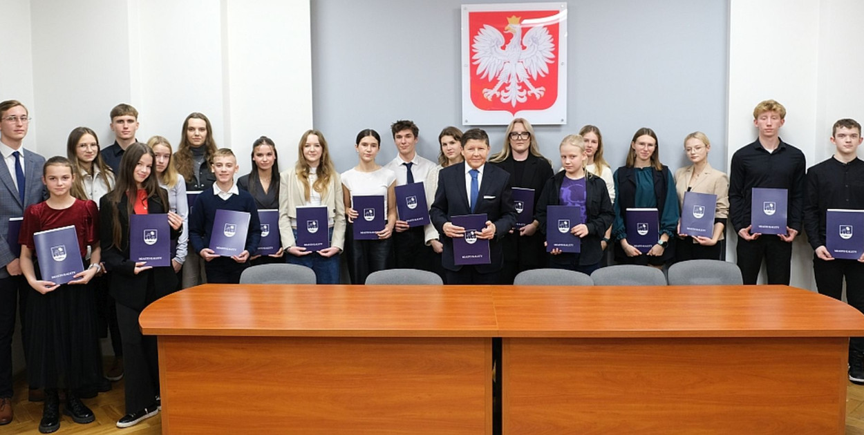 Stypendia Burmistrza Miasta Kalety - uczniowie i studenci nagrodzeni za osiągnięcia. Fot. UM Kalety