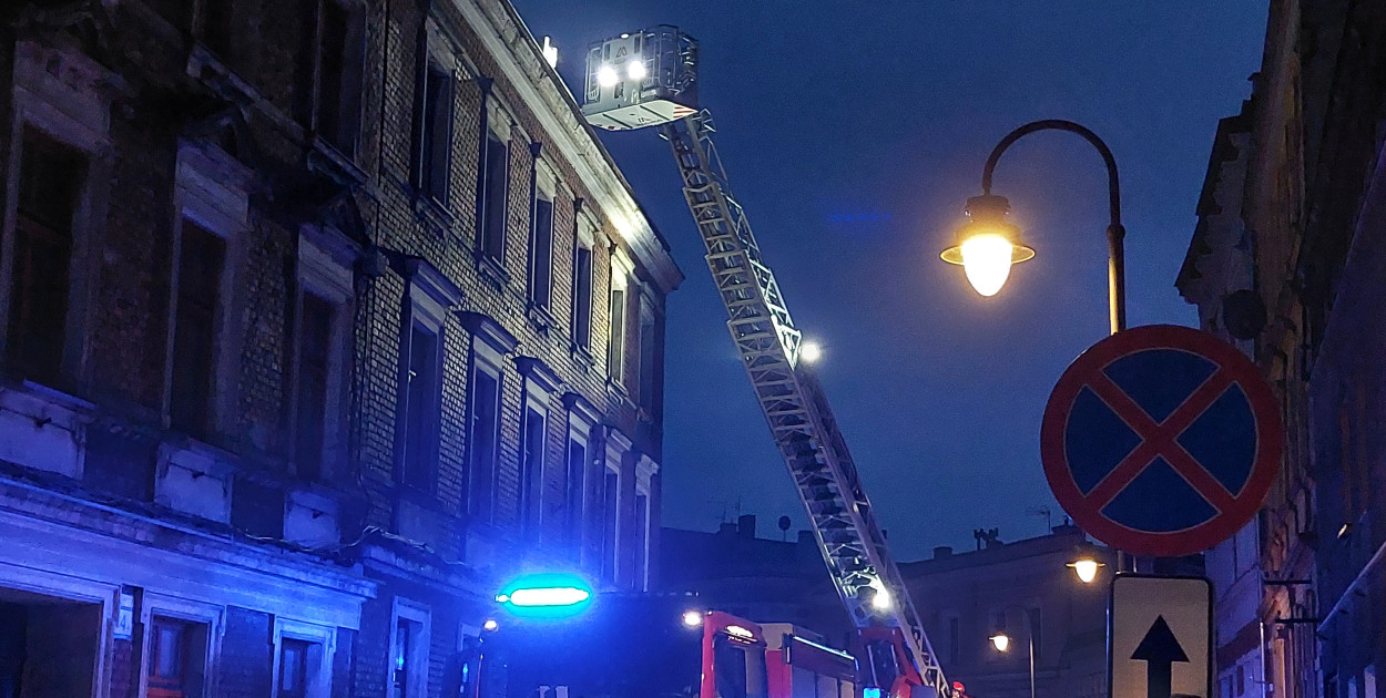 Pożar sadzy w kominie wybuchł w jednej z kamienic przy ul. Karola Miarki w centrum Tarnowskich Gór. Fot. Jarosław Myśliwski