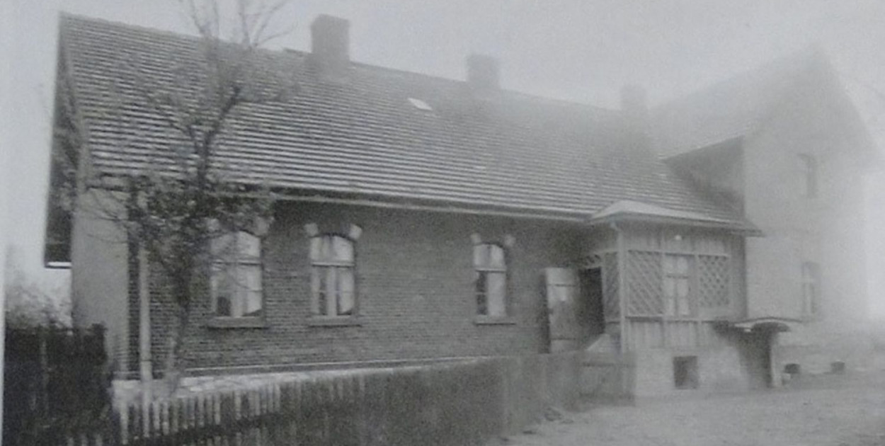 Leśniczówka w Truszczycy w której mieszkała rodzina Gutsche, najpóźniej 1938 r. Fotokopia pochodzi z albumu wydanego na 50. urodziny Guidotta Henckel von Donnersmarcka, ze zbiorów Kazimierza Flakusa
