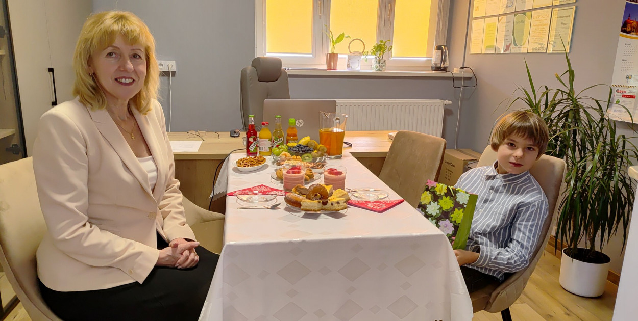 Antoni Hawrylicz, uczeń Zespołu Szkolno-Przedszkolnego nr 2 w Tarnowskich Górach wylicytował w ramach WOŚP słodki poczęstunek w gabinecie dyrektora szkoły. Fot. Archiwum szkoły