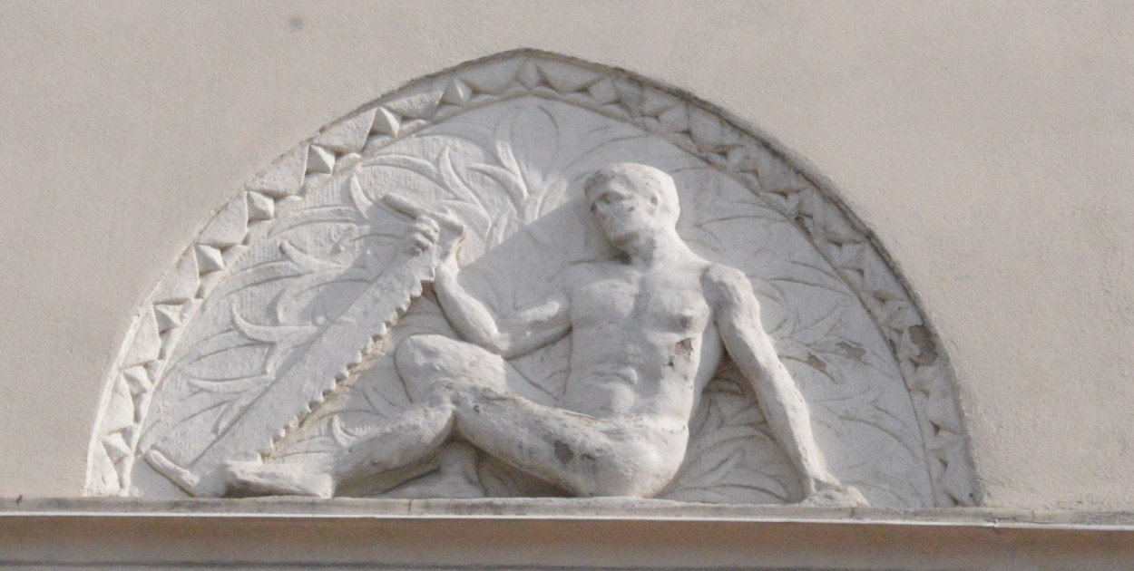 Tarnowskie Góry. Skąd atletyczny pilarz na elewacji willi? Odpowiedź jest bardzo prosta. Fot. Jarosław Myśliwski