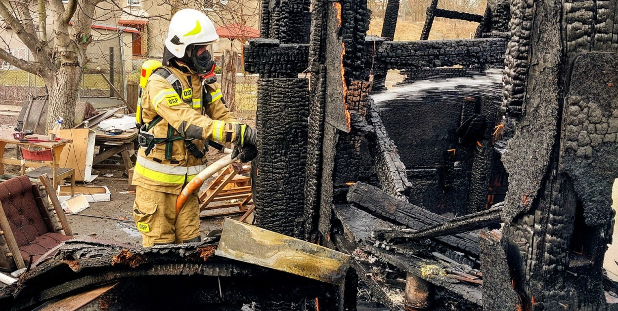 Pożar altany i zderzenie na skrzyżowaniu Repeckiej i Niedziałkowskiego. Fot. OSP Zbrosławice/policja