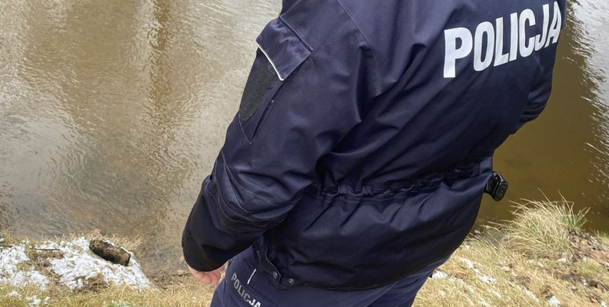 Policjanci z Tworoga zostali wczoraj wezwani do niebezpiecznego znaleziska. W korycie rzeki Mała Panew odkryto pocisk artyleryjski. Fot. Policja Tarnowskie Góry