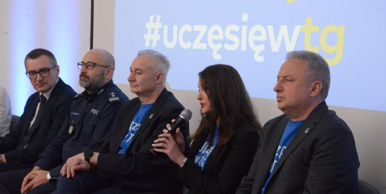 W Zespole Szkół Technicznych i Ogólnokształcących w Tarnowskich Górach odbywają się targi edukacyjne. Jednym z punktów programu było spotkanie młodzieży z zarządem powiatu, dyrektorami szkół i przedstawicielami służ mundurowych. Fot. Jarosław Myśliwski