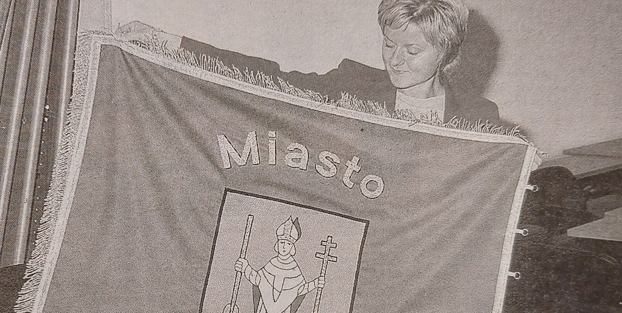 Justyna Tyrasek, sekretarz  RTSK, prezentuje sztandar Radzionkowa. Fot. Gabriel Kessner