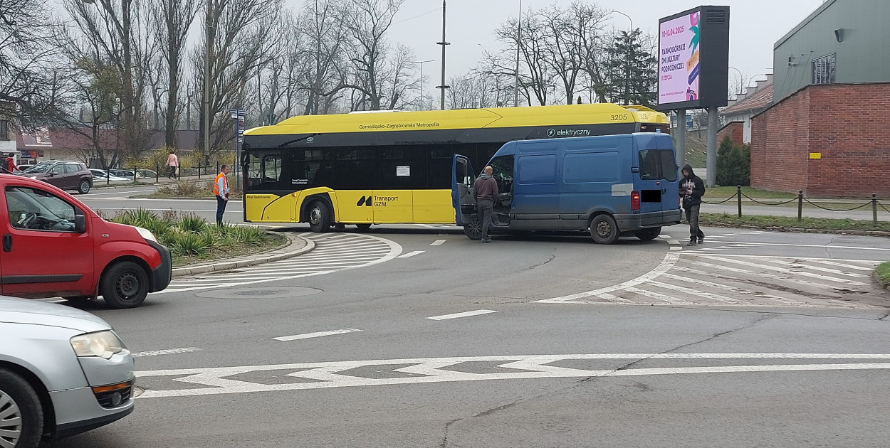 Tarnowskie Góry. Na rondzie im. Ranoszka zderzył się autobus linii 289 z dostawczym renault megane.
