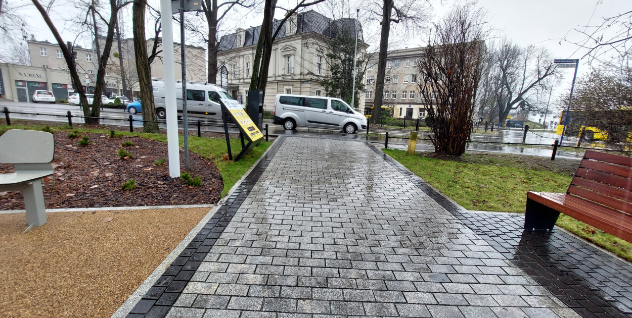 Tarnowskie Góry, plac TPD. Alejka na placu zabaw prowadzi w kierunku ulicy. Chodnika od jezdni nie dzielą żadne zabezpieczenia. Fot. Jarosław Myśliwski