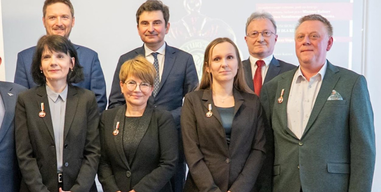 Dyrektor Muzeum w Tarnowskich Górach Beata Kiszel oraz wicedyrektor dr Krzysztof Gwóźdź otrzymali odznaki honorowe Zasłużony dla Kultury Polskiej. Fot. Śląski Urząd Wojewódzki w Katowicach