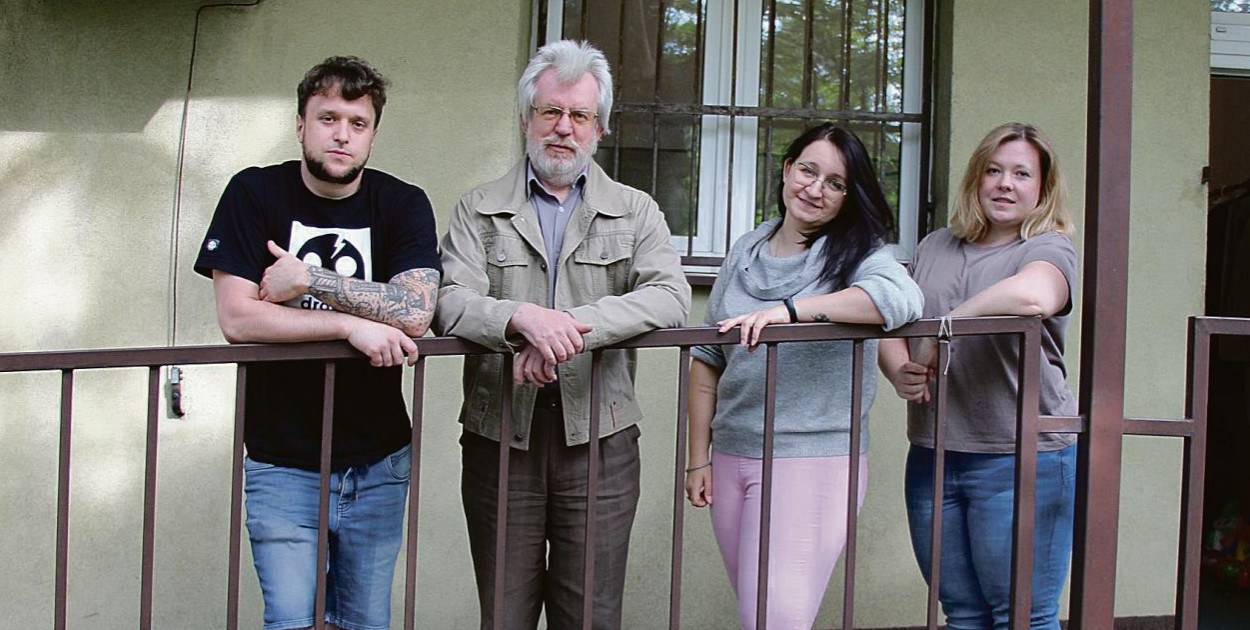 Rok temu Gwarek informował o działalności Tarnogórskiej Szafy Społecznej. Tekat został zilustrowany m.in. zdjęciem wolontariuszy. Fot. Gwarek