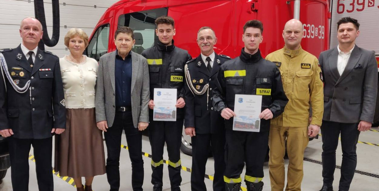 Za swoją postawę druhowie Jakub Nowakowski i Jakub Wosz otrzymali wyróżnienia podczas oficjalnej uroczystości. Fot. kpt. Mariusz Sośnica