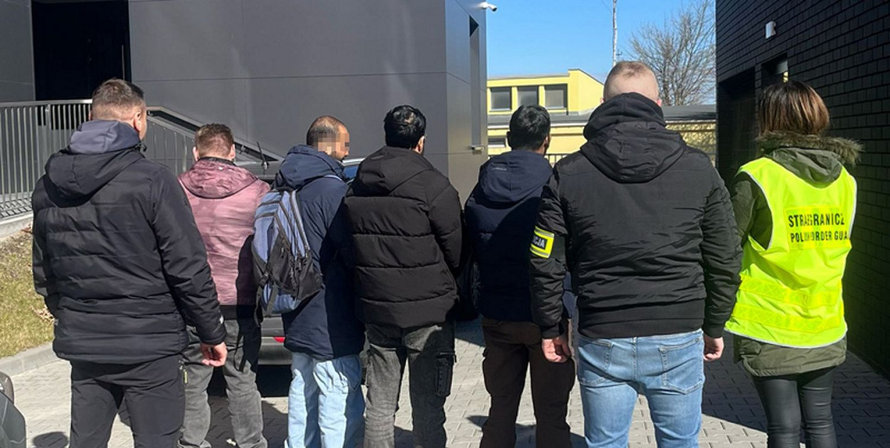 Strażnicy graniczni zatrzymali w Miasteczku Śląskim 8 cudzoziemców, którzy stracili już prawo pobytu w Polsce. Fot. Archiwum SG