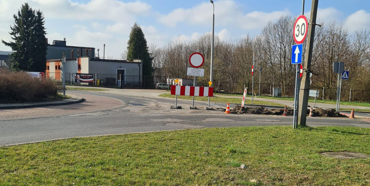 Tarnowskie Góry. Zdaniem czytelnika oznakowanie też jest niejednoznaczne i część kierowców zaczęła przejeżdżać przez zamkniętą dla ruchu część ronda. Fot. Urszula Duda