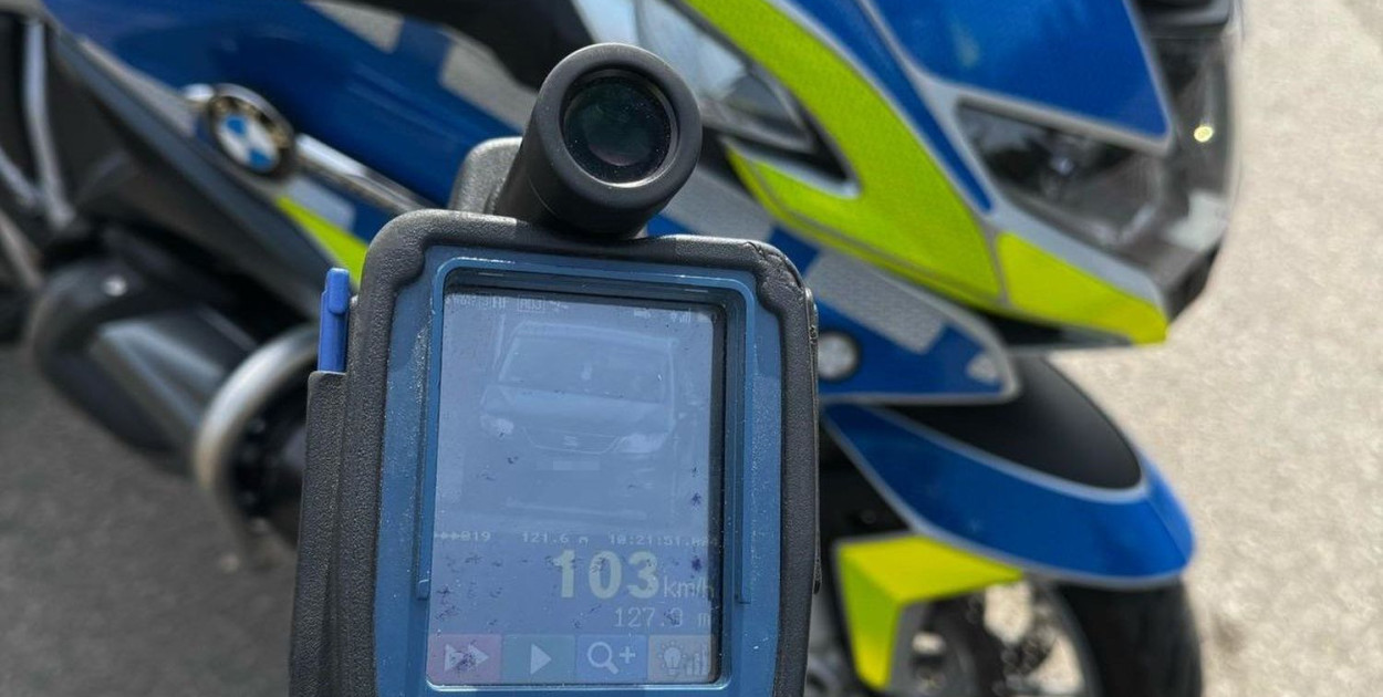 Wysokim mandatem zakończyła się szybka jazda 61-letniego kierowcy seata. Fot. Archiwum policji