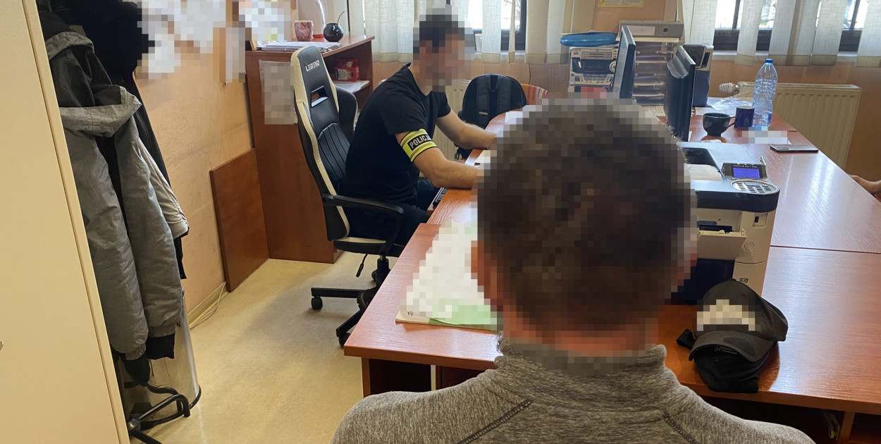 43-latek i jego partnerka oraz dwóch mężczyzn w wieku 23 i 31 lat usłyszeli zarzuty kradzieży z włamaniem i przyznali się do winy. Fot. Archiwum policji