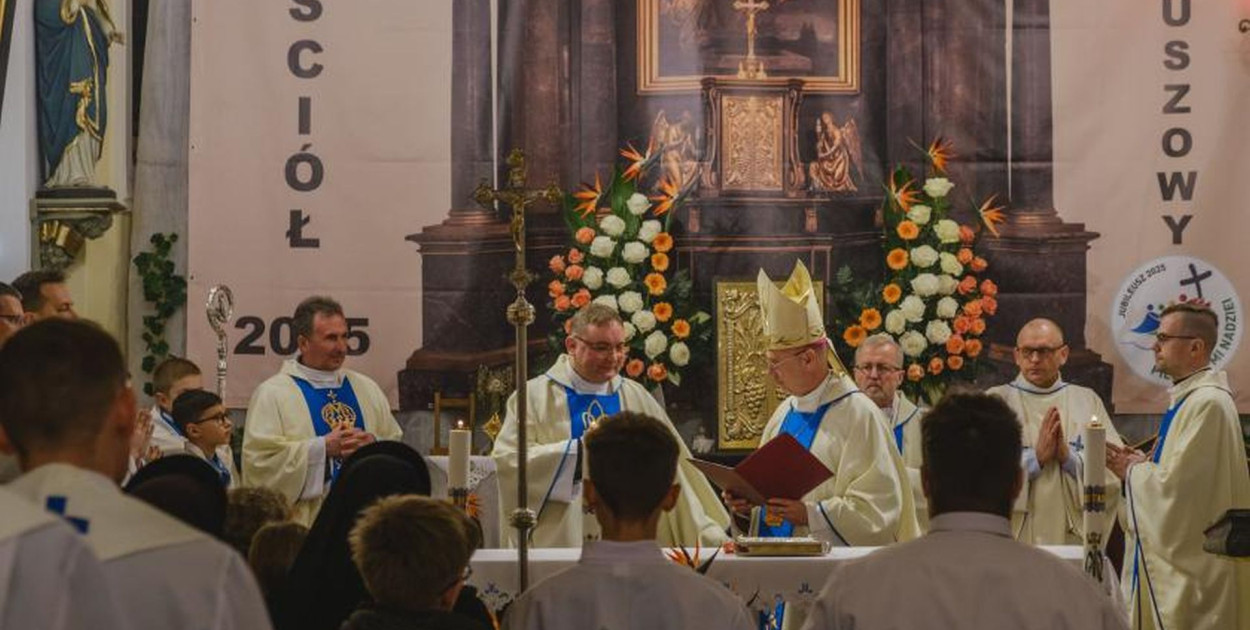 Biskup gliwicki Sławomir Oder ustanowił kościół Wniebowzięcia NMP w Zbrosławicach diecezjalnym sanktuarium Macierzyństwa Najświętszej Maryi Panny. Fot. Kuria Gliwice