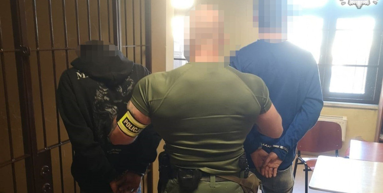 Policjanci z Tarnowskich Gór zatrzymali dwóch złodziei, którzy w biały dzień włamali się do magazynu przy markecie Dino. Ukradli energetyki i... mleko. Fot. Policja Tarnowskie Góry