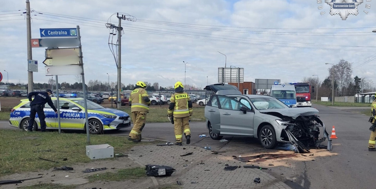 W Pyrzowicach, niedaleko lotniska doszło do groźnie wyglądającego zdarzenia, które mogło skończyć się tragedią.  Fot. Policja Tarnowskie Góry